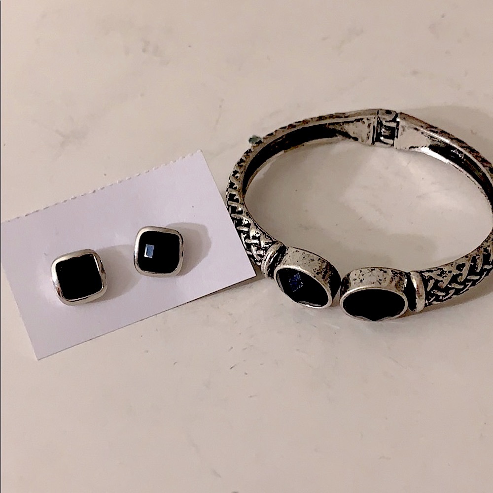 Hinged fashion bracelet with earrings